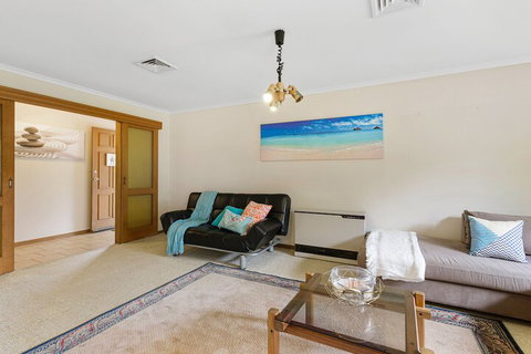 CAPEL A Great Family Getaway - St Kilda Accommodation 5