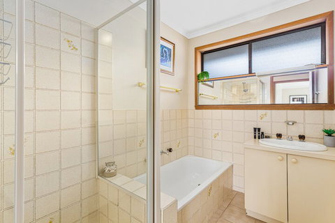 CAPEL A Great Family Getaway - St Kilda Accommodation 3