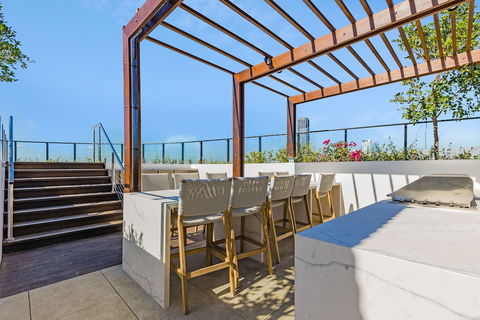 FV Dream 2 BED Apt+ Pool+ Free Parking Qfv211-16 - St Kilda Accommodation 0