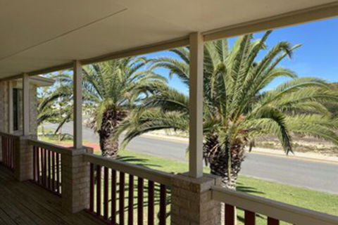 Whispering Palms - St Kilda Accommodation 0