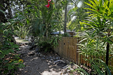 Rare Modern Unit W Private Fenced Garden Close To The Beach PC5 - St Kilda Accommodation 1