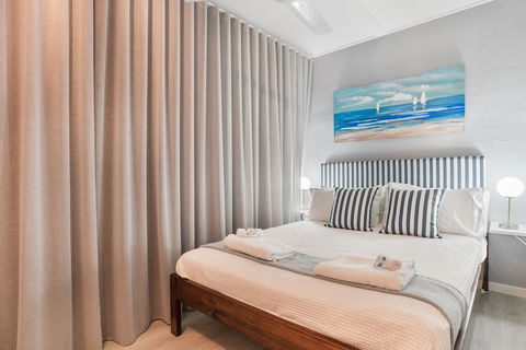 Rare Modern Unit W Private Fenced Garden Close To The Beach PC5 - St Kilda Accommodation 6
