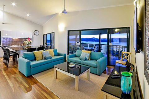 NEWLY BEAUTFULLY RENOVATED 16 The Casuarina 3 Bedroom House With 180 Degree Ocean Views - St Kilda Accommodation 6