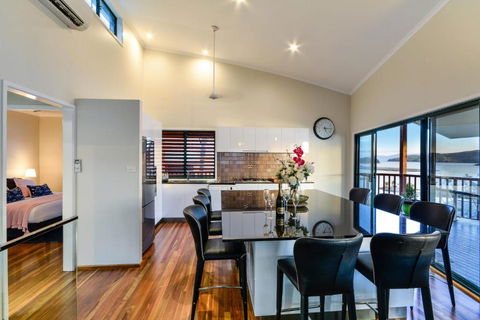 NEWLY BEAUTFULLY RENOVATED 16 The Casuarina 3 Bedroom House With 180 Degree Ocean Views - St Kilda Accommodation 5