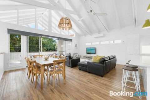 Mudjimba Island Beach House - St Kilda Accommodation 3