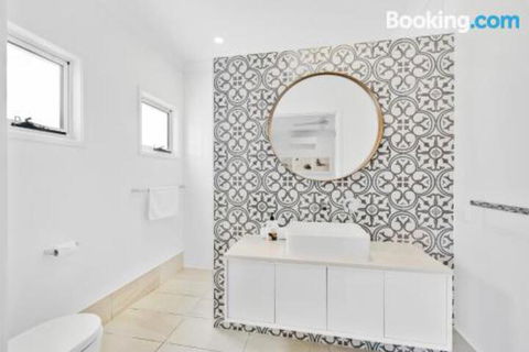 Mudjimba Island Beach House - St Kilda Accommodation 0