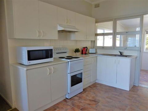 Seaside Beach House 25 Seaside Pde - St Kilda Accommodation 2