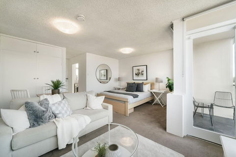 Bright And Sunny Studio Apartment - St Kilda Accommodation 3