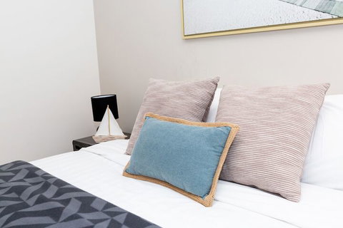 Enjoy Penthouse Living In The CBD - St Kilda Accommodation 1