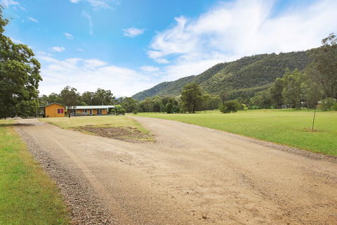 Feathertop Views And Dorm - St Kilda Accommodation 0