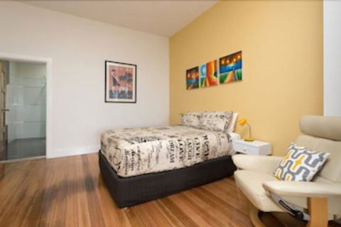 Penguin Waterfront Escape - St Kilda Accommodation 3