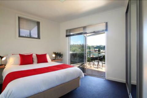 Penguin Waterfront Escape - St Kilda Accommodation 6