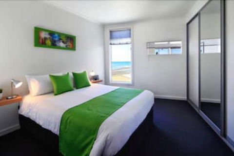 Penguin Waterfront Escape - St Kilda Accommodation 4
