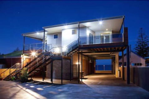 Penguin Waterfront Escape - St Kilda Accommodation 1