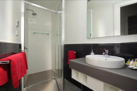 Penguin Waterfront Escape - St Kilda Accommodation 5
