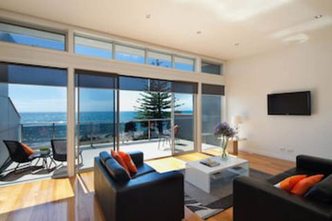 Penguin Waterfront Escape - St Kilda Accommodation 0