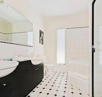 Wine and Roses BB - St Kilda Accommodation