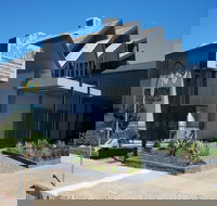 75 on Arthur at The Wellington Soldiers Memorial Club - St Kilda Accommodation