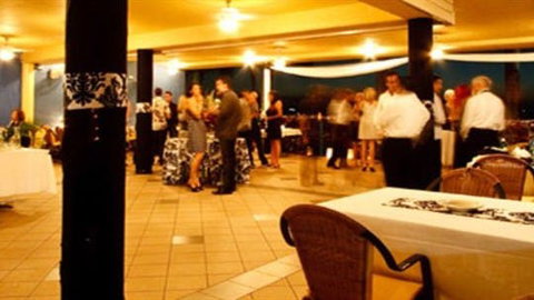 La Beach Restaurant - St Kilda Accommodation 2