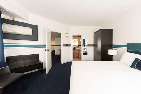 Ramada by Wyndham Diplomat Canberra - St Kilda Accommodation 2