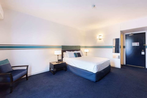 Ramada by Wyndham Diplomat Canberra - St Kilda Accommodation 4