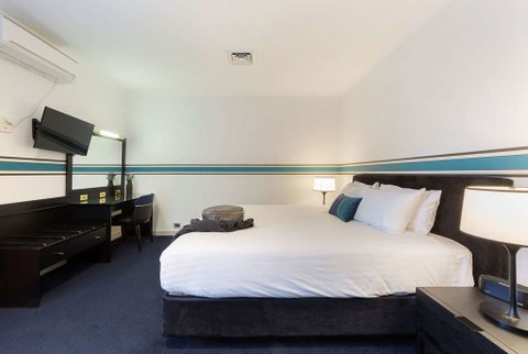 Ramada by Wyndham Diplomat Canberra - St Kilda Accommodation 6