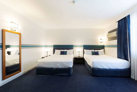 Ramada by Wyndham Diplomat Canberra - St Kilda Accommodation 7