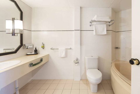 Ramada by Wyndham Diplomat Canberra - St Kilda Accommodation 11
