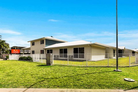 Econo Lodge Beachside - St Kilda Accommodation 0
