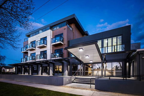 Quality Hotel Lakeside - St Kilda Accommodation 0