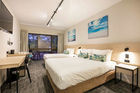 Kawana Waters Hotel By NightCap - St Kilda Accommodation 2