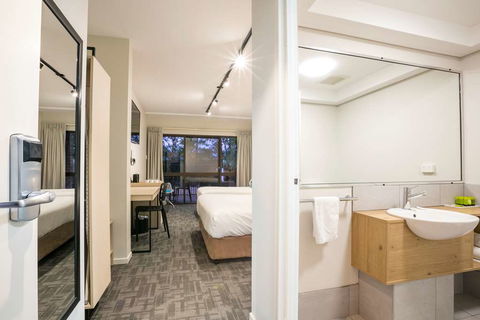 Kawana Waters Hotel By NightCap - St Kilda Accommodation 7