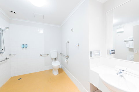 The Woden Hotel - St Kilda Accommodation 6