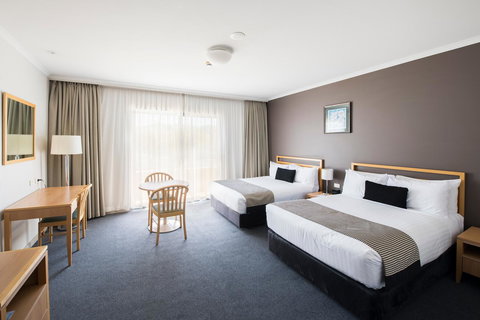 The Woden Hotel - St Kilda Accommodation 8
