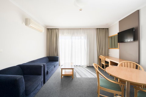 The Woden Hotel - St Kilda Accommodation 15
