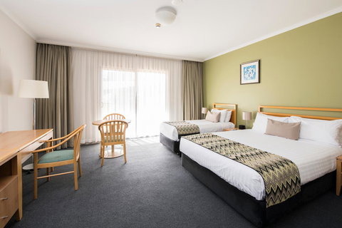 The Woden Hotel - St Kilda Accommodation 11