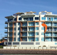 Wallaroo Marina Waterfront Luxe Apartment - St Kilda Accommodation