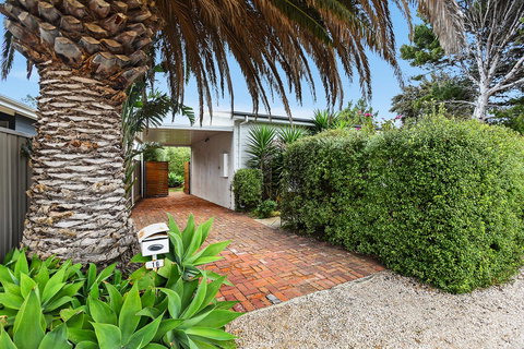 Ainslie Roberts Drive Retreat - St Kilda Accommodation 13