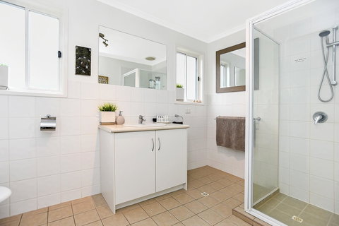 Ainslie Roberts Drive Retreat - St Kilda Accommodation 5