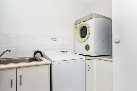 Ainslie Roberts Drive Retreat - St Kilda Accommodation 10