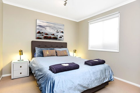 Ainslie Roberts Drive Retreat - St Kilda Accommodation 4