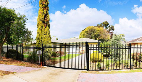 Beautiful Garden House - St Kilda Accommodation 7