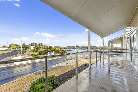 Aloha Waterfront Properties - St Kilda Accommodation 23