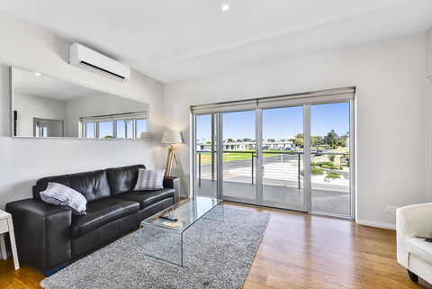 Aloha Waterfront Properties - St Kilda Accommodation 26