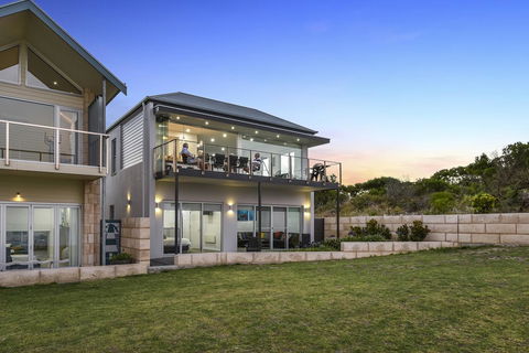 Aloha Waterfront Properties - St Kilda Accommodation 2