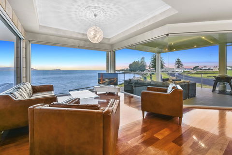 Aloha Waterfront Properties - St Kilda Accommodation 4