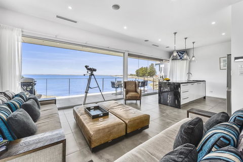 Aloha Waterfront Properties - St Kilda Accommodation 3