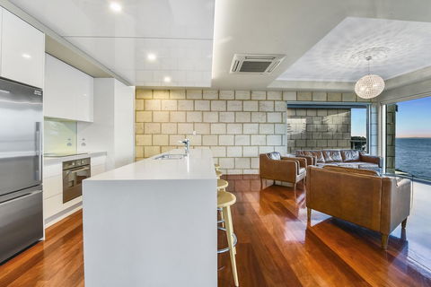 Aloha Waterfront Properties - St Kilda Accommodation 22