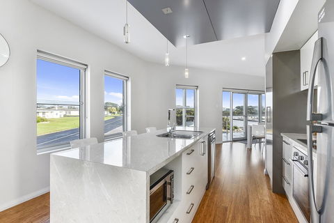 Aloha Waterfront Properties - St Kilda Accommodation 15
