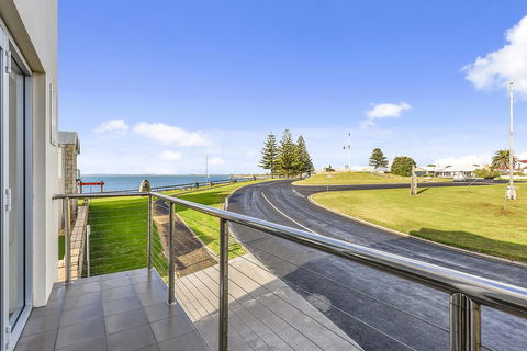 Aloha Waterfront Properties - St Kilda Accommodation 14